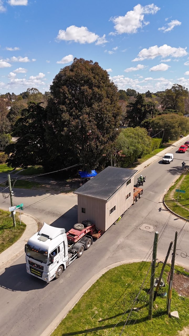 Traslado de casilla por una calle arbolada