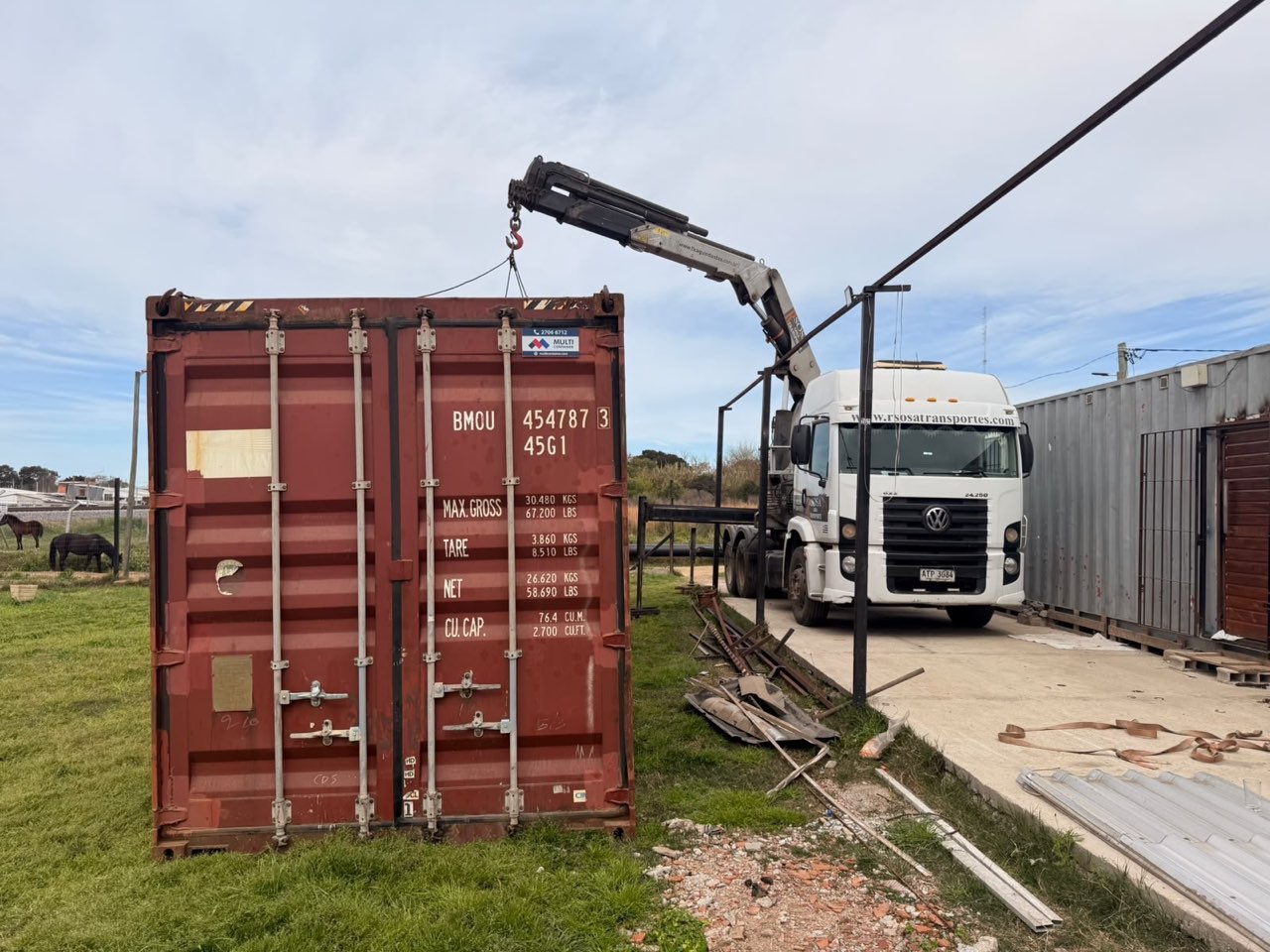 Contenedor de 40 pies junto al camión de R. Sosa en un patio