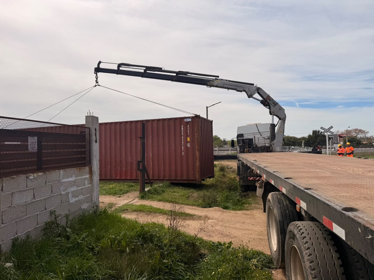 Contenedor sobre la plataforma del camión listo para trasladar